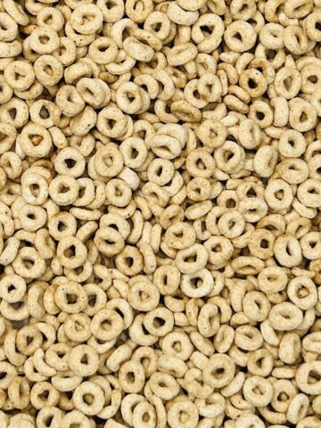closeup of a whole bunch of Cheerios