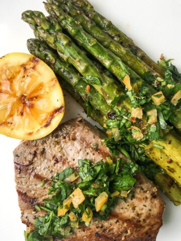 grilled tuna gremolata from Flavor Portal recipe with asparagus and a grilled lemon slice